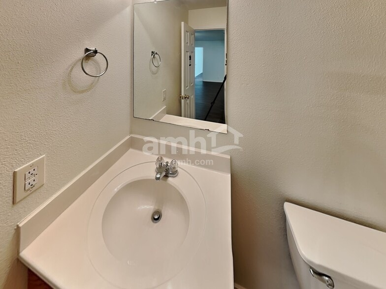 Building Photo - 122 Mallow Grove