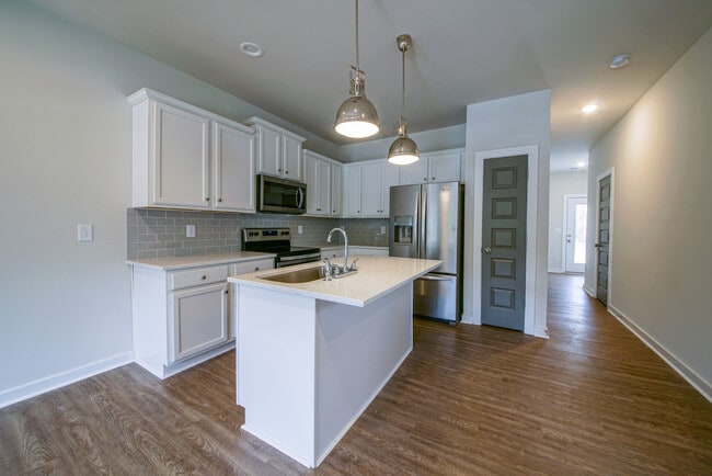 Building Photo - 305 Lorien Way