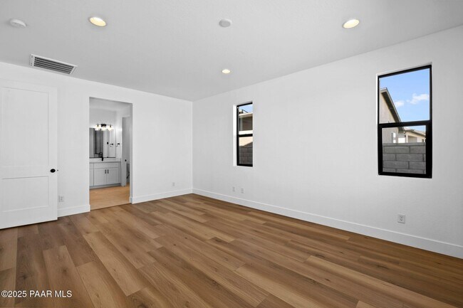 Building Photo - 5992 Finch Pl