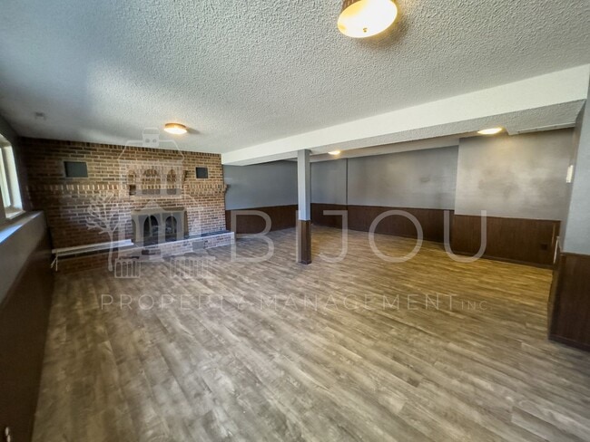 Building Photo - Large Main Level Living