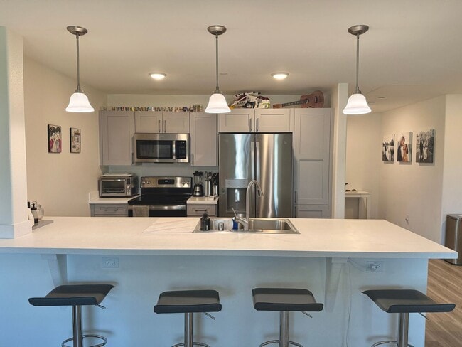 Building Photo - Rarely Available 2 bedroom 2 bath townhome in Koa Ridge