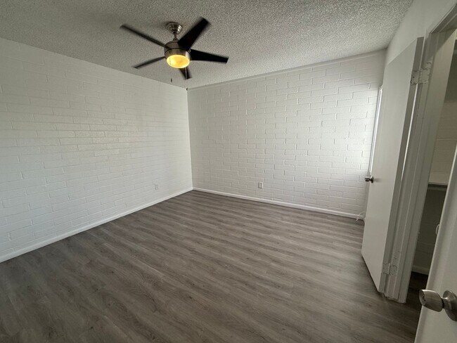 Building Photo - MOVE IN SPECIAL