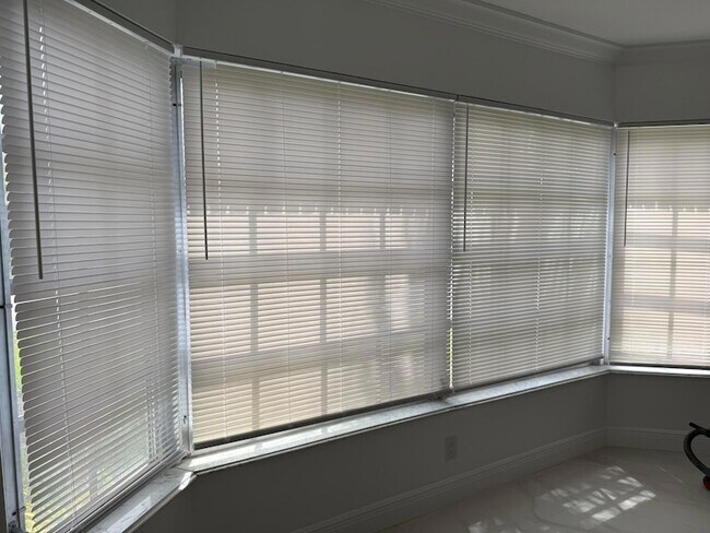 Building Photo - 2161 NE 68th St