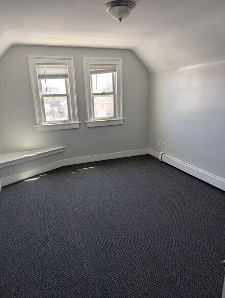 Building Photo - 933 Kossuth St