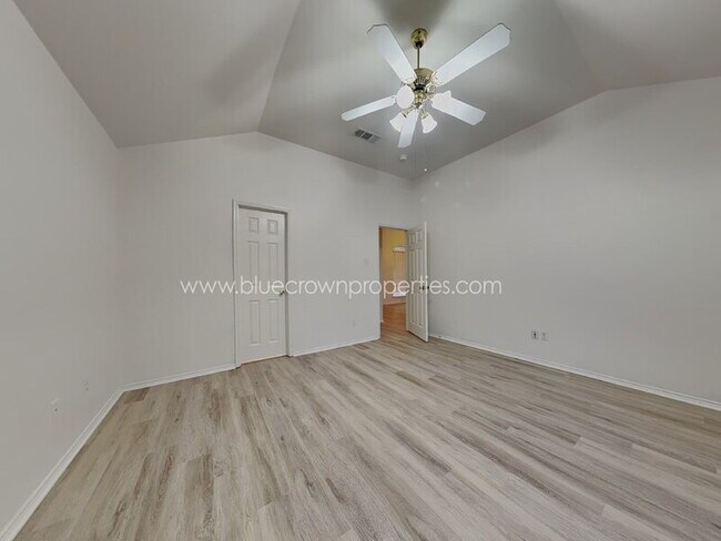 Building Photo - 615 Douglas Dr