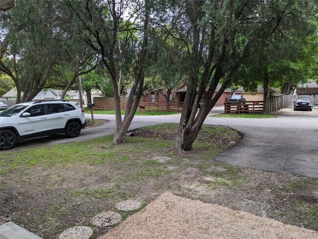 Building Photo - 418 Waco Ave