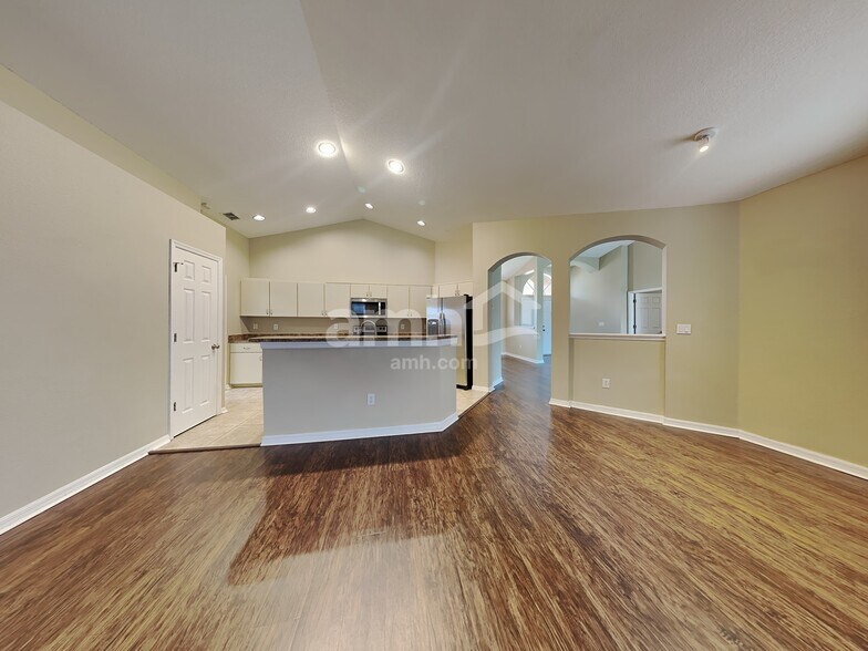 Building Photo - 9302 Dresden Pl