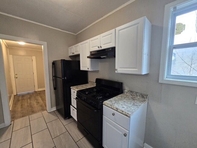 Building Photo - 214 Edwards St