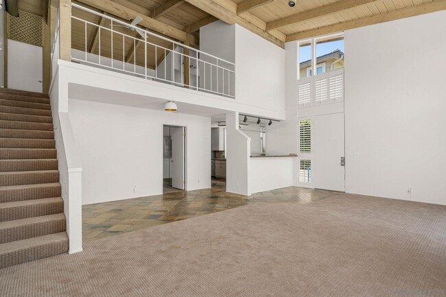 Building Photo - 2544 Navarra Dr