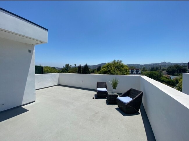 Building Photo - Stunning home in Studio City!