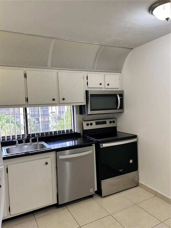 Building Photo - 16919 N Bay Rd