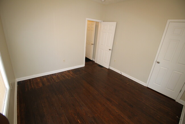 Building Photo - Spacious 2 Bedroom close to campus!