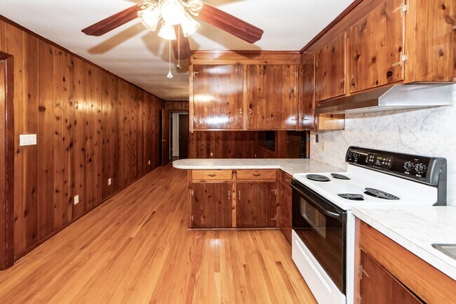 Building Photo - 453 Wade Hampton Dr