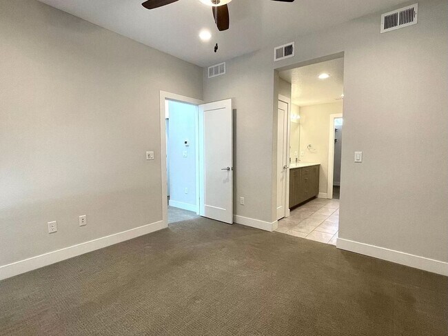 Building Photo - 2 Bedroom 2 Full Bathrooms and 2 Half Bath...