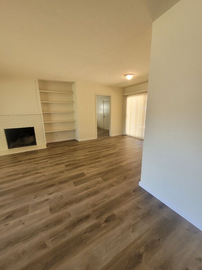 Building Photo - Three bedroom 1 bath with central heat and air