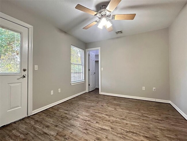 Building Photo - 34 S Woodsprings Dr