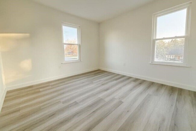 Building Photo - 1311 Kingston Dr