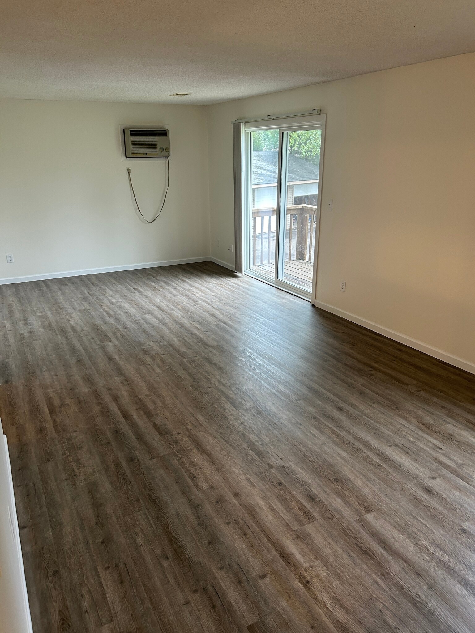 Unit 1 Living room - 16075 Joplin Ave
