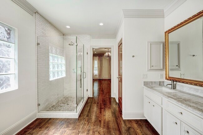 Building Photo - 5124 Chevy Chase Dr