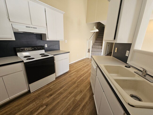 Building Photo - (3) Bed/(2) Bath West Norman Townhome Available NOW!