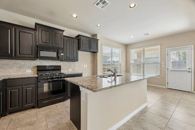 Building Photo - 3 bedroom 2 bath near Paycom!