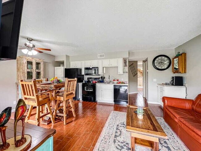 Building Photo - Adorable 1BR - Ground Entry Available FULLY FURNISHED