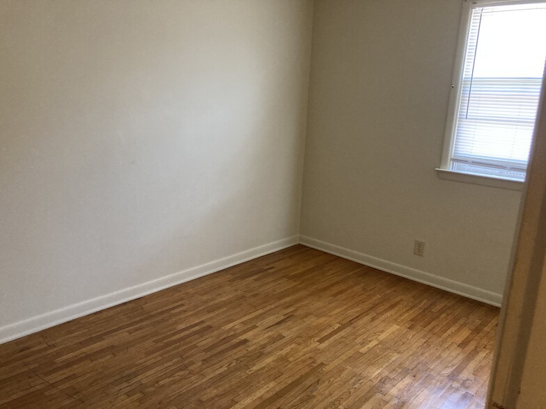 Building Photo - 1112 W Elm St