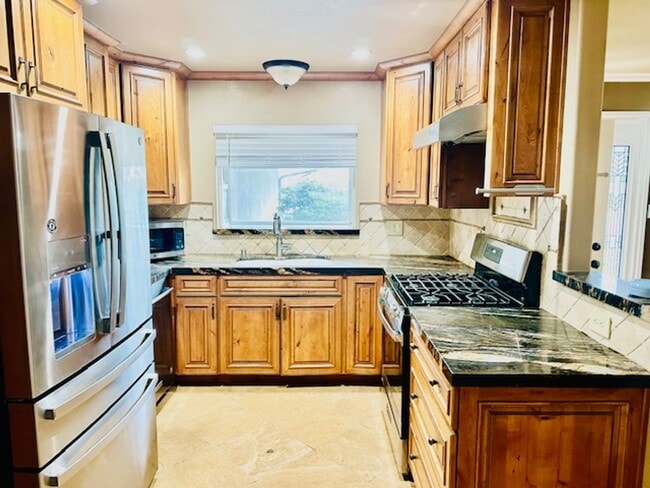 Building Photo - Move right in! This is an ideal home, gorg...