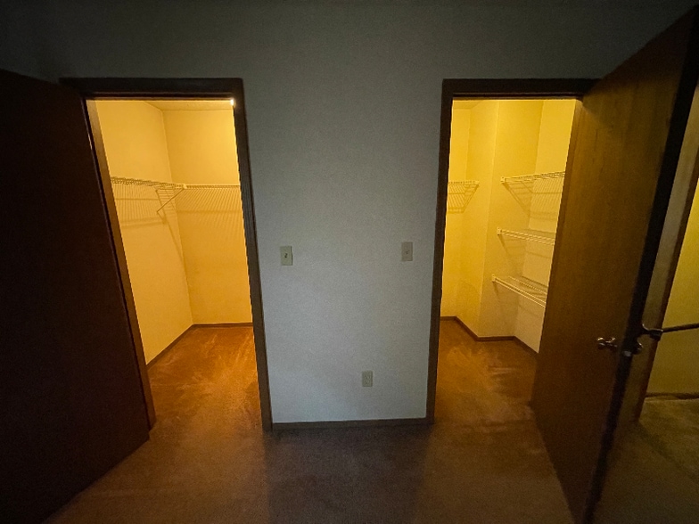 Building Photo - 1352 Red Tail Hawk Dr