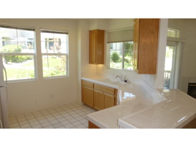 Building Photo - Fantastic Livermore end unit town-home loc...
