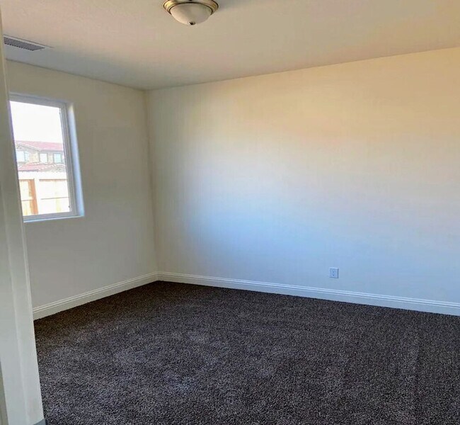 Building Photo - Beautiful Home for rent in Visalia, Ca