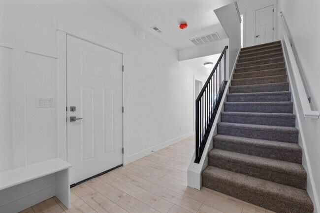 Building Photo - MODERN 3 BED 2.5 BATH TOWNHOME IN SAINT ANTHONY