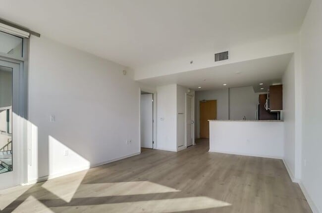 Building Photo - Stunning 1Bdm 1Ba Condo in the Heart of Do...