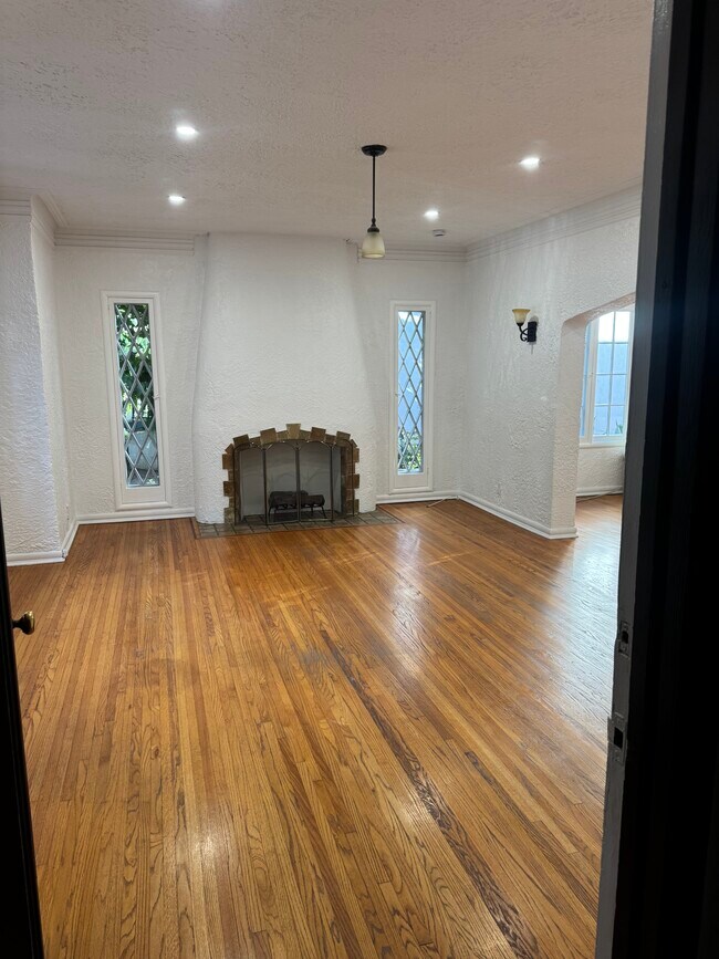 Building Photo - 1260 N Flores St