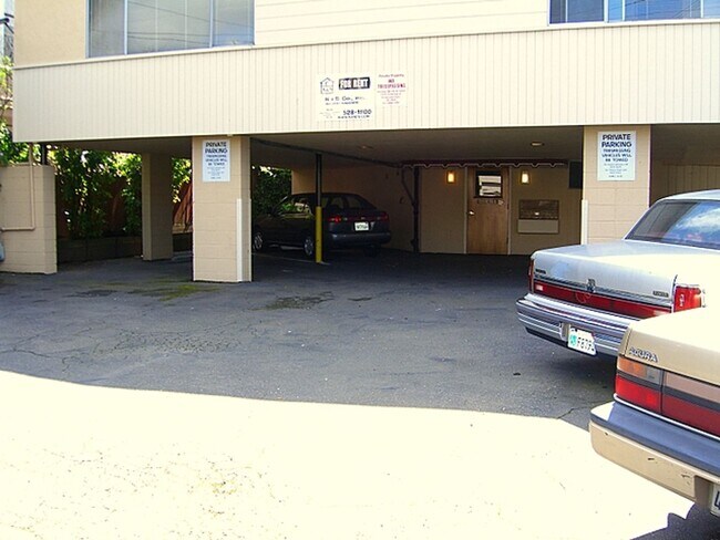 Building Photo - This is a great 1-bdr right in the heart o...