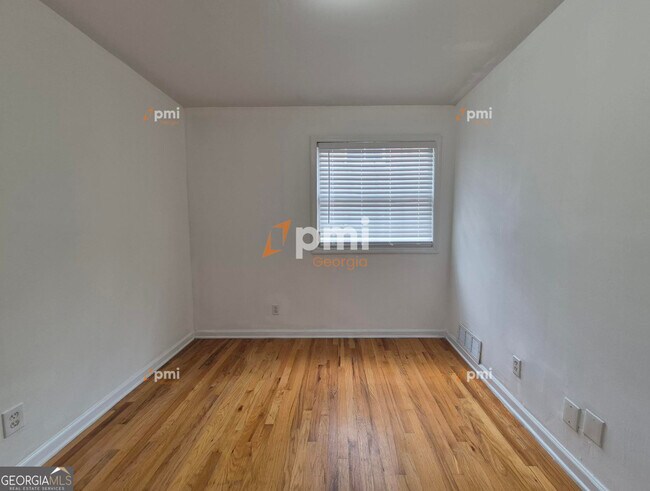 Building Photo - 3206 Mathieson Dr NE