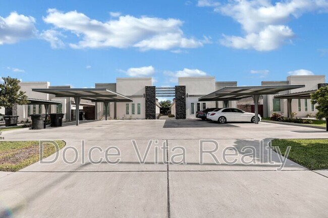 Building Photo - 1012 E la Cantera Ave