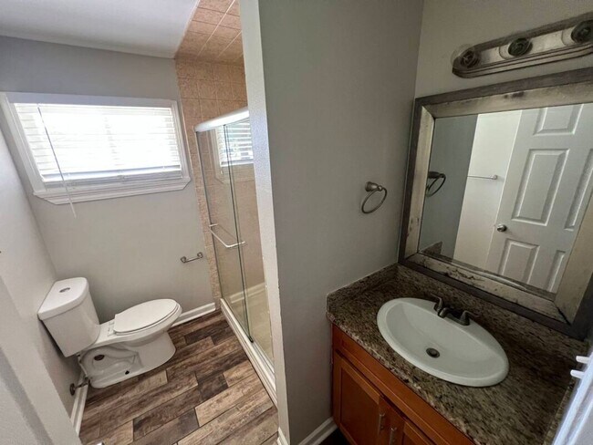 Building Photo - Charming 3BR Rental Featuring Granite Counters & Gas Range