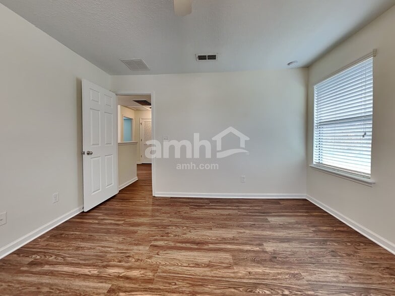 Building Photo - 235 Buck Run Way