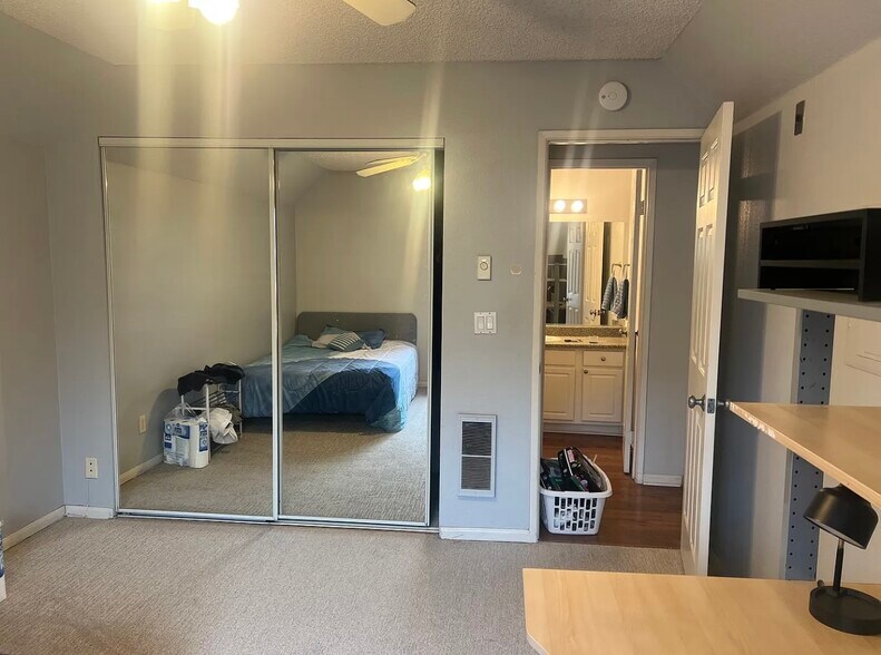 Building Photo - 8889 Caminito Plaza Centro