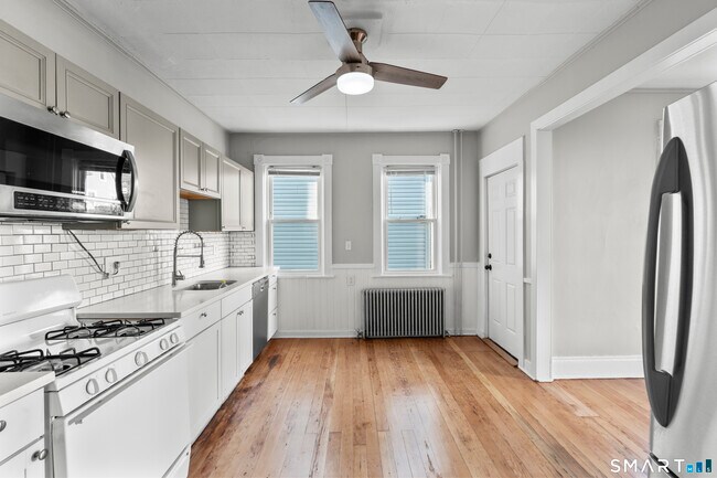 Building Photo - 394 Gregory St