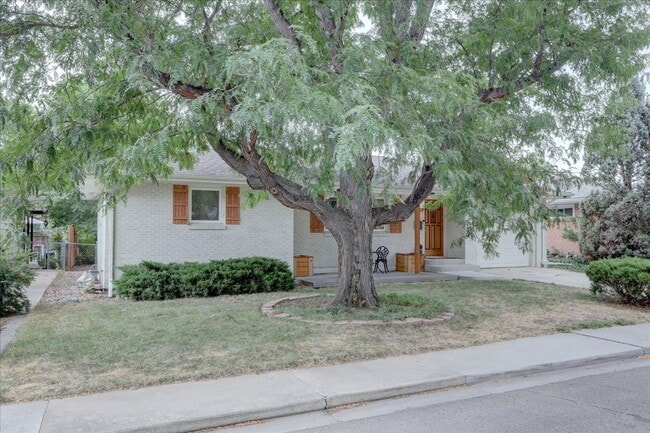 Building Photo - Beautifully renovated ranch home with drea...