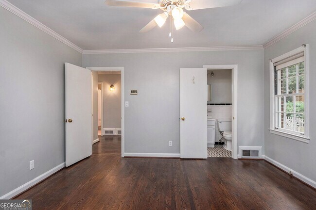 Building Photo - 388 Lakemoore Dr NE