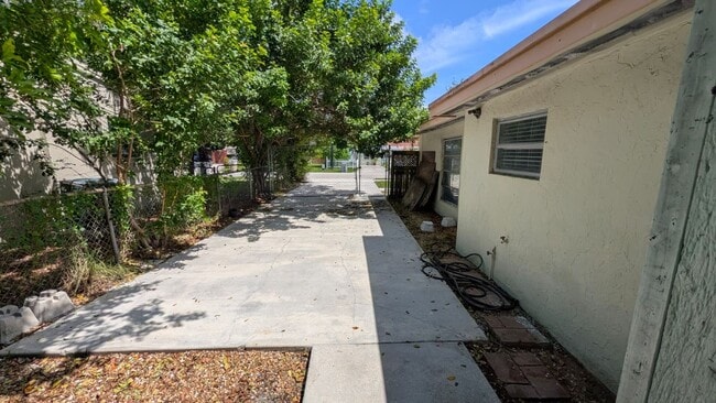 Building Photo - 1448 NE 27th Ct