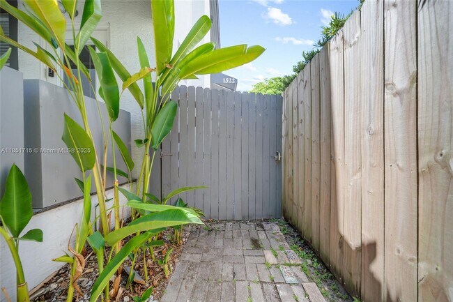 Building Photo - 1520 SW 11th Terrace