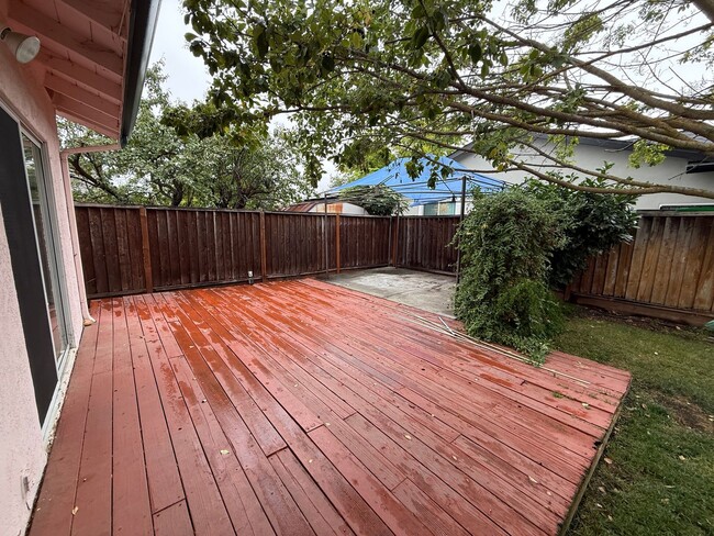 Building Photo - Single Story Home in Quiet Neigbhorhood Ne...