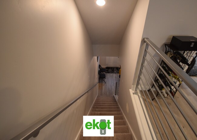 Building Photo - Spacious Townhome Near Shopping! 3 BD 2.5 BTH