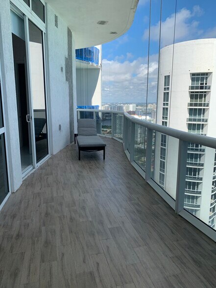 Building Photo - 15811 Collins Ave