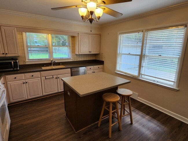 Building Photo - 3 bedroom Tosa ranch