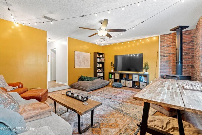 Building Photo - 8440 Frost St N